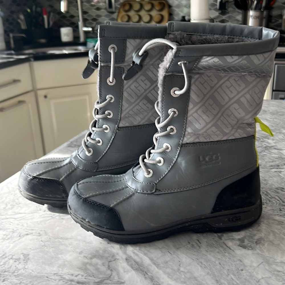 Ugg Snow boots kids size 4 perfect comdition worn 2 times. Grey and black